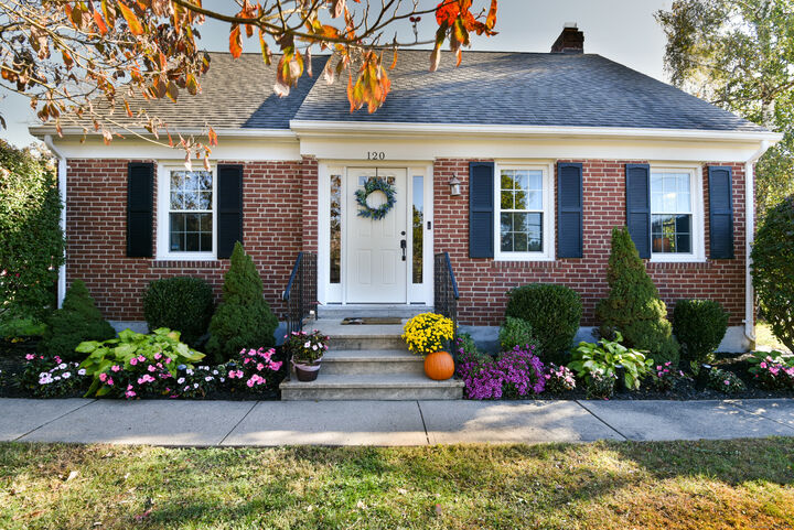 Property Photo:  120 Round Hill Road  CT 06010 