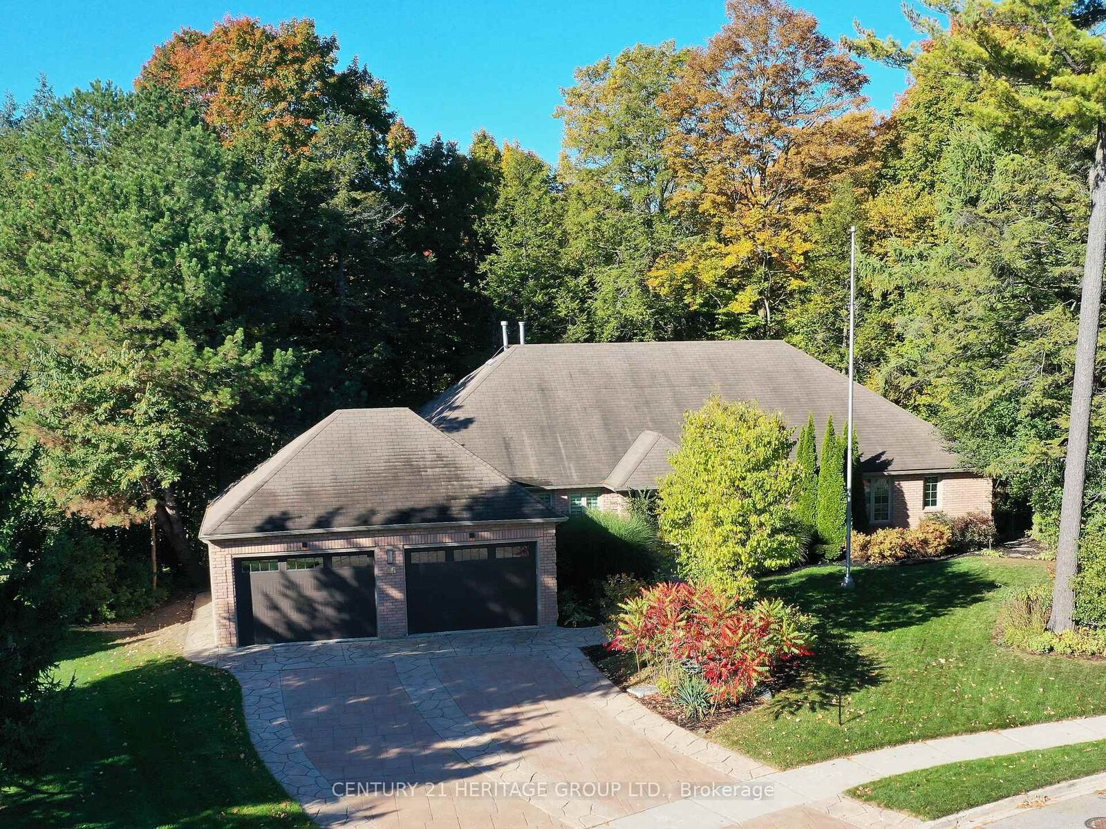 Property Photo:  46 Pineneedle Drive  ON L4G 4Y6