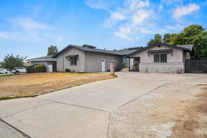 Property Photo: 2020 Sandy Lane CA 93306