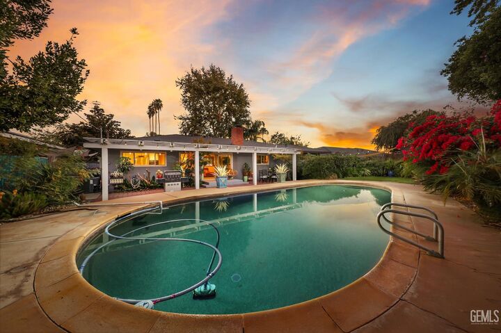 Property Photo:  2914 College Avenue  CA 93306 