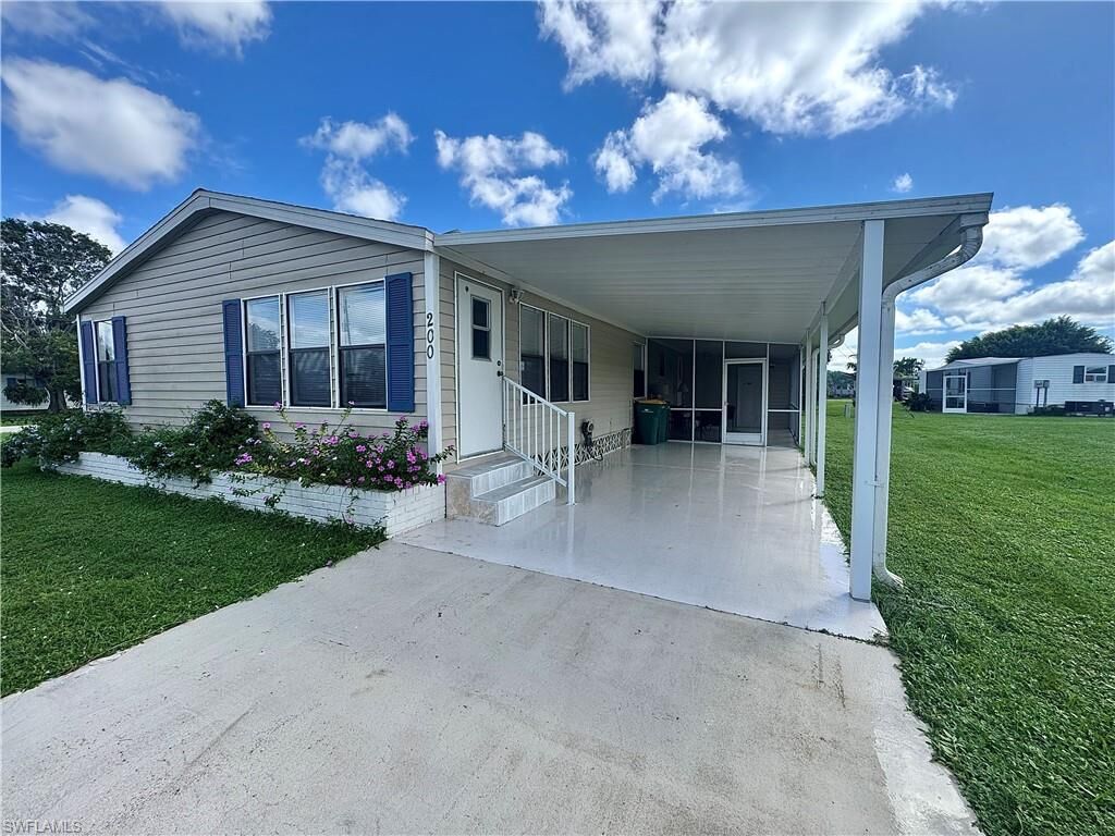 Property Photo: 200 Sugarloaf Ln FL 34114
