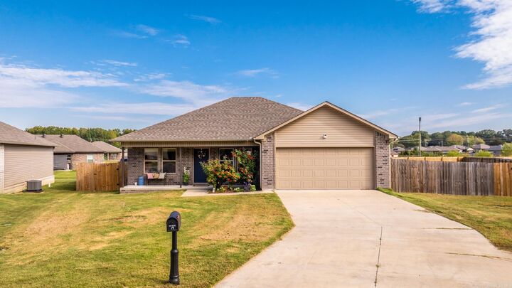 Property Photo: 19 Lillyann Court AR 72176