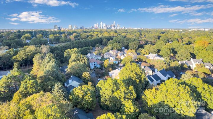 Property Photo: 3300 Selwyn Farms Lane NC 28209