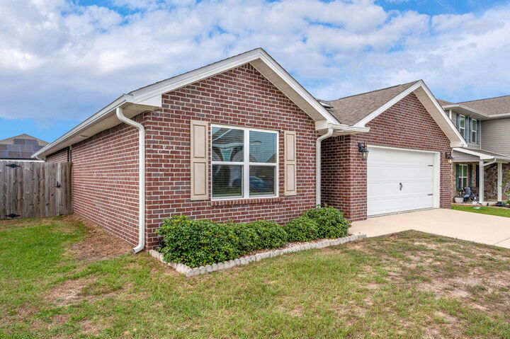 Property Photo: 920 Merganser Way FL 32539