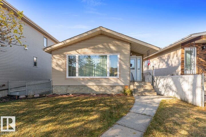 Photo de la propriété: 12232 83 Street NW AB T5B 3A2