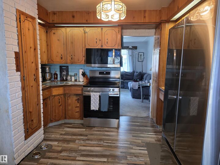 Property Photo:  10009 104 Street  AB T8R 1A5 