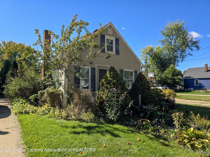 Property Photo: 128 Oakwood Street MI 48837