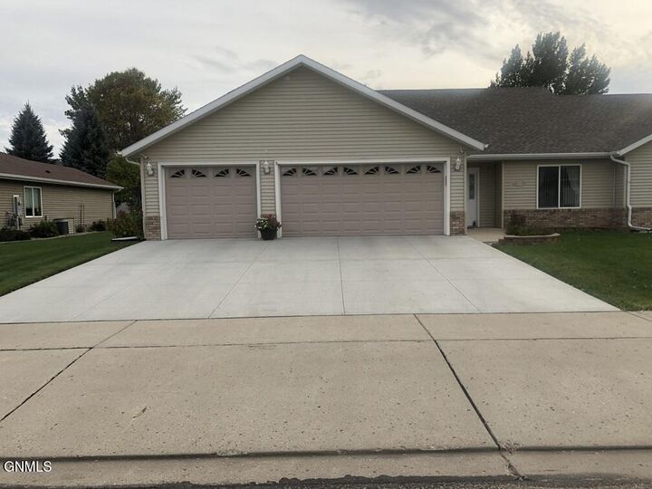 315 Versailles Avenue  Bismarck ND 58503 photo