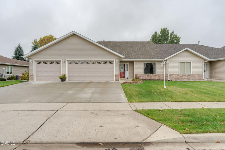 315 Versailles Avenue  Bismarck ND 58503 photo