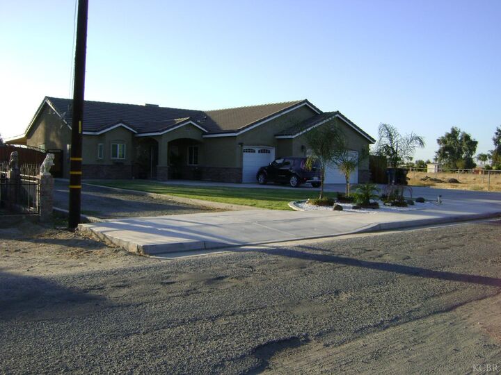 Property Photo:  504 Benrus Avenue  CA 93212