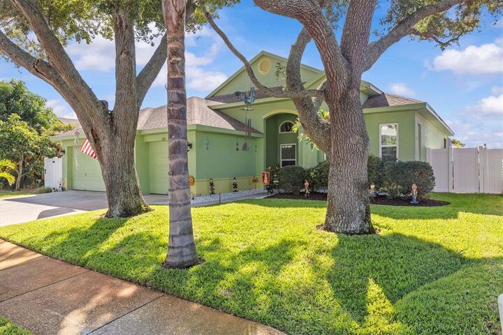 Property Photo:  1815 Wood Trail Street  FL 34689 
