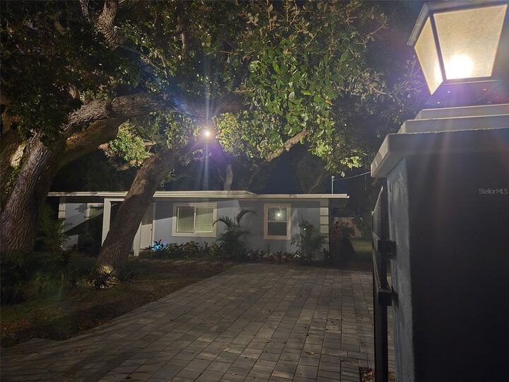 Property Photo:  1112 Sunset Avenue  FL 34275 