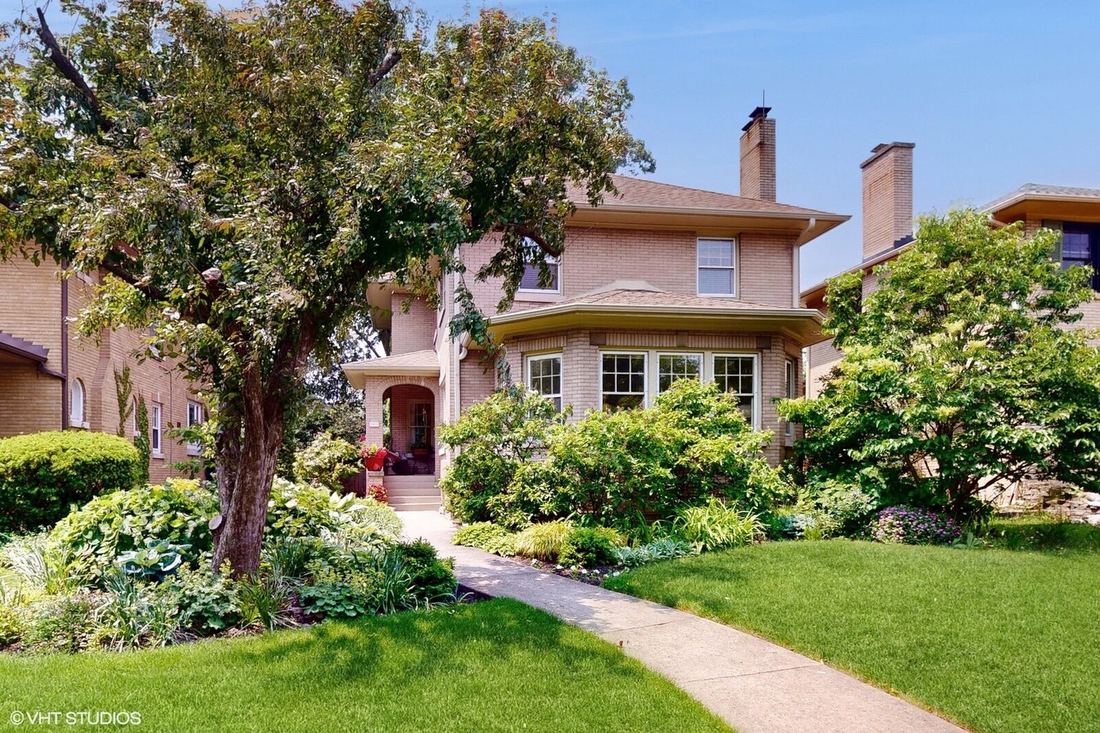 Property Photo: 1009 N Oak Park Avenue IL 60302