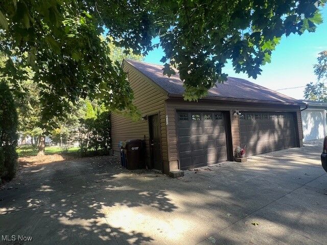 Property Photo: 410 Silk Court OH 44319