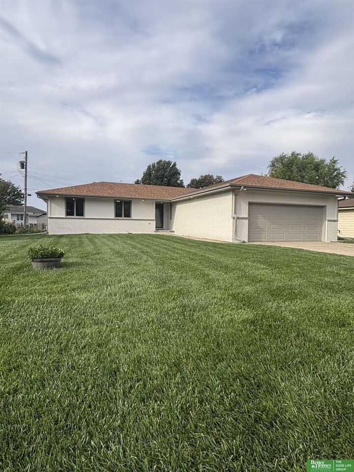 20763 Emmet Street  Elkhorn NE 68022 photo