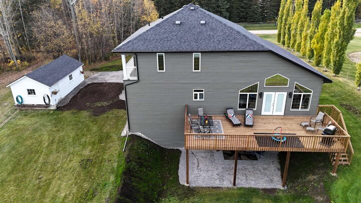 Property Photo: 7 Bench Creek Estate AB T7E 0B3