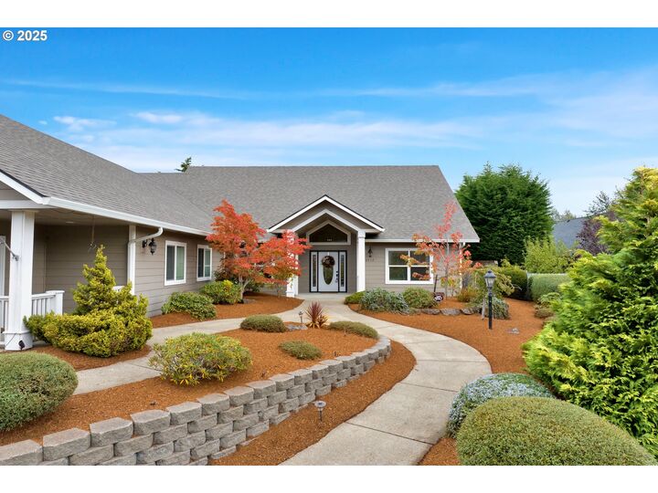 Property Photo: 2332 Rosemary Ct OR 97439