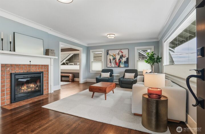 Property Photo: 324 NE 52nd Street WA 98105