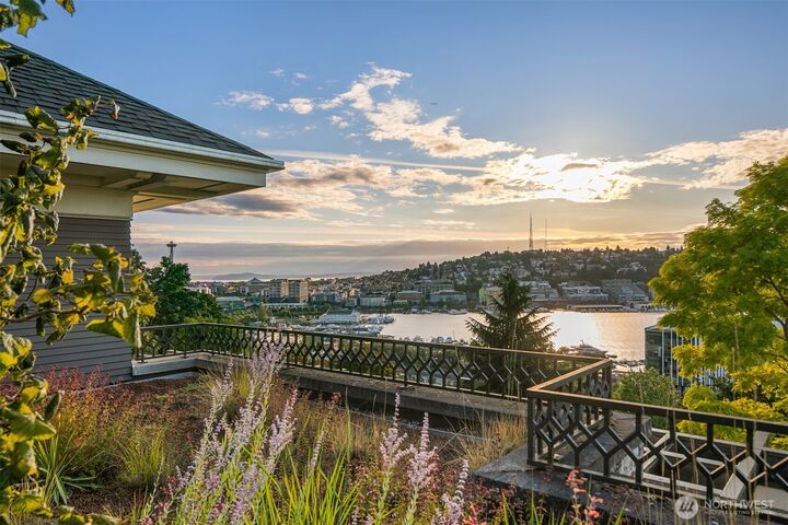 Property Photo: 1065 Summit Avenue E WA 98102