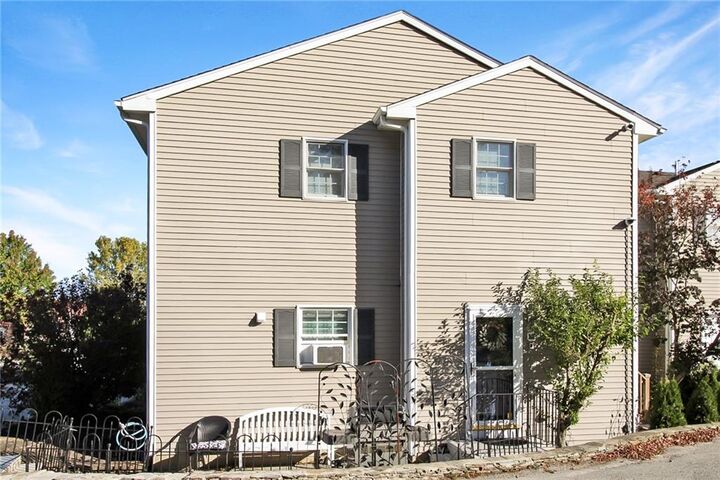 231 Maple Avenue 102  Newport RI 02840 photo