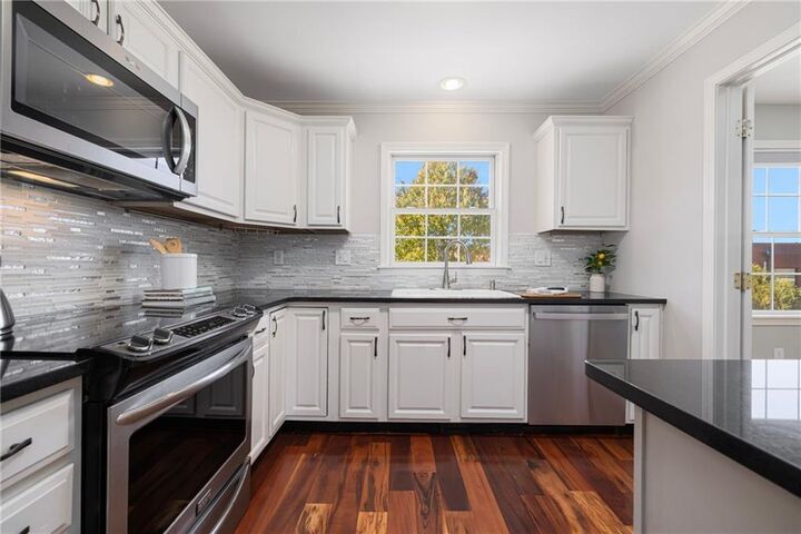 231 Maple Avenue 204  Newport RI 02840 photo
