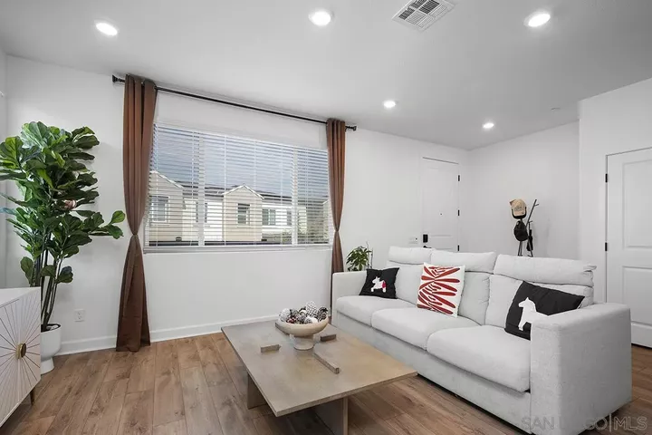 Property Photo: 763 Makani St 6 CA 91911