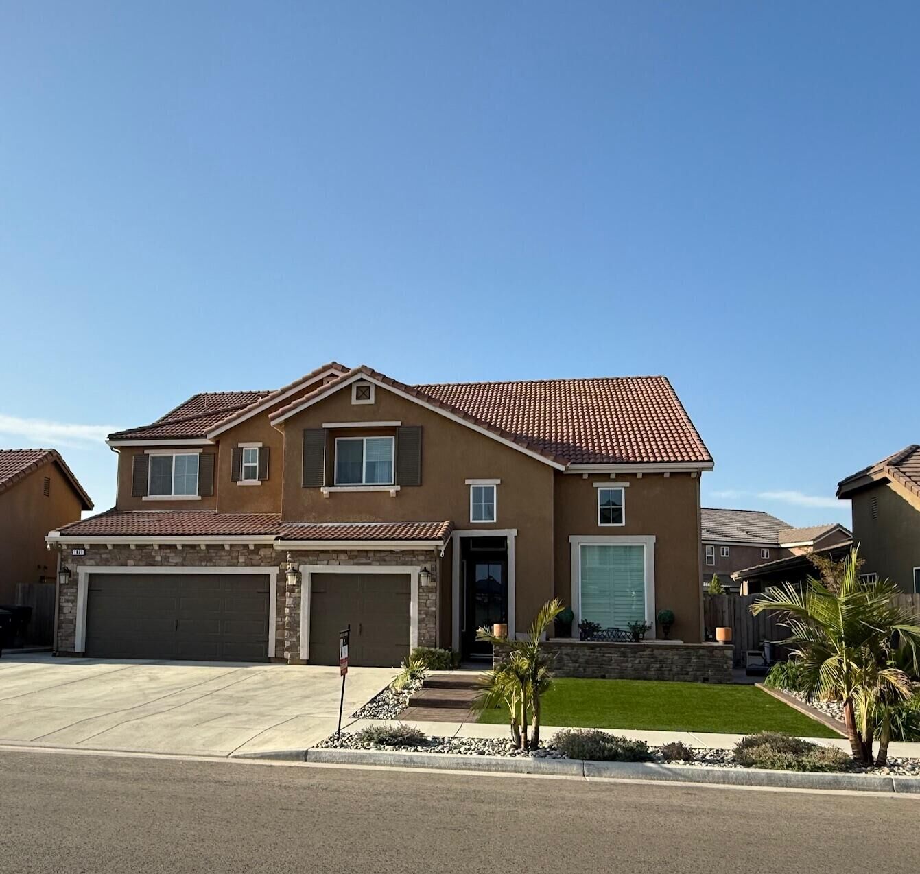 Property Photo: 1621 W Sedona Avenue CA 93291