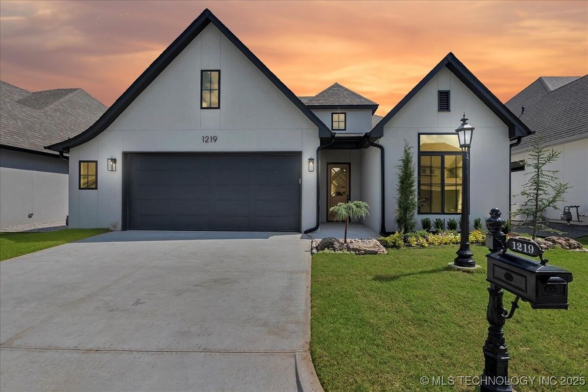 Property Photo:  1219 N 71st Place  OK 74014 