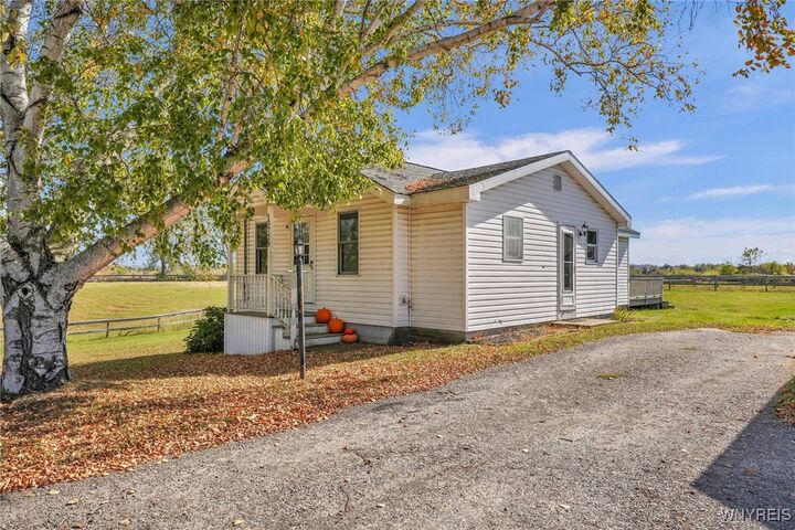 Property Photo: 13729 E Schutt Road NY 14030