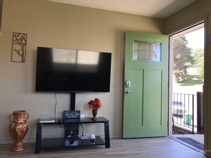 Property Photo:  555 13th Street A  ID 83501