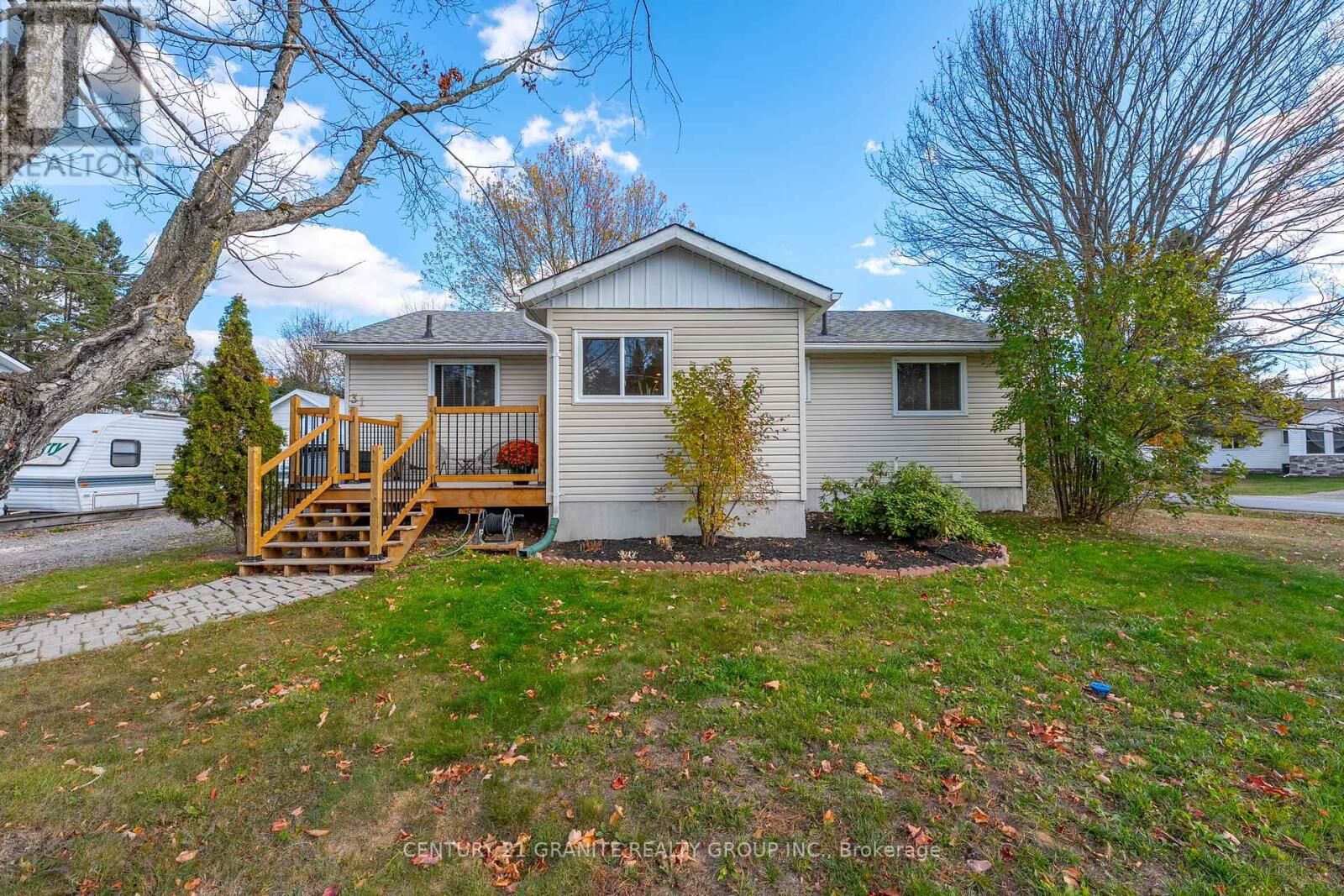 Property Photo: 31 Sprucedale Street ON K0L 1M0