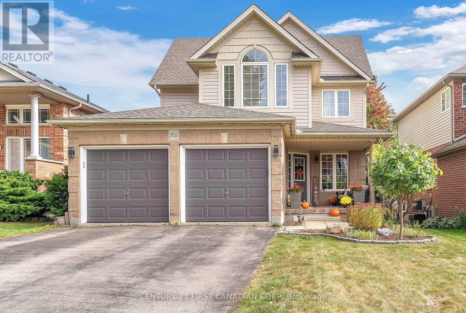 Property Photo: 916 Cresthaven Crescent ON N6K 4W1