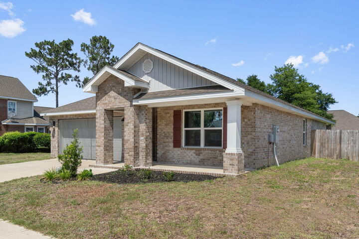 Property Photo: 5445 Jenee Court FL 32539
