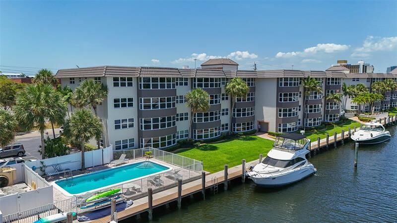 Property Photo: 3121 NE 51 St 406E FL 33308