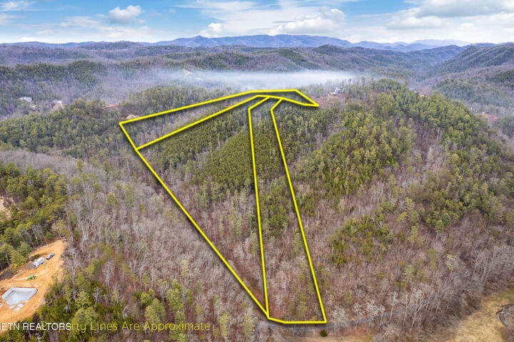 Property Photo: 504 Twin Oak Mountain Lane TN 37882