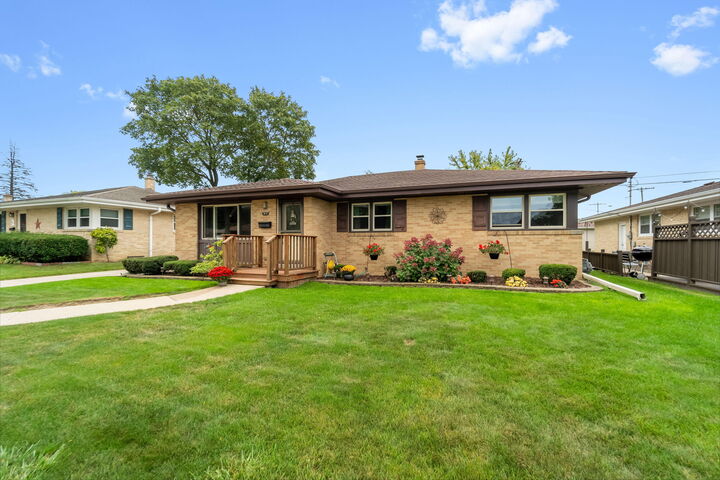 Property Photo: 917 Coronada Dr WI 53402