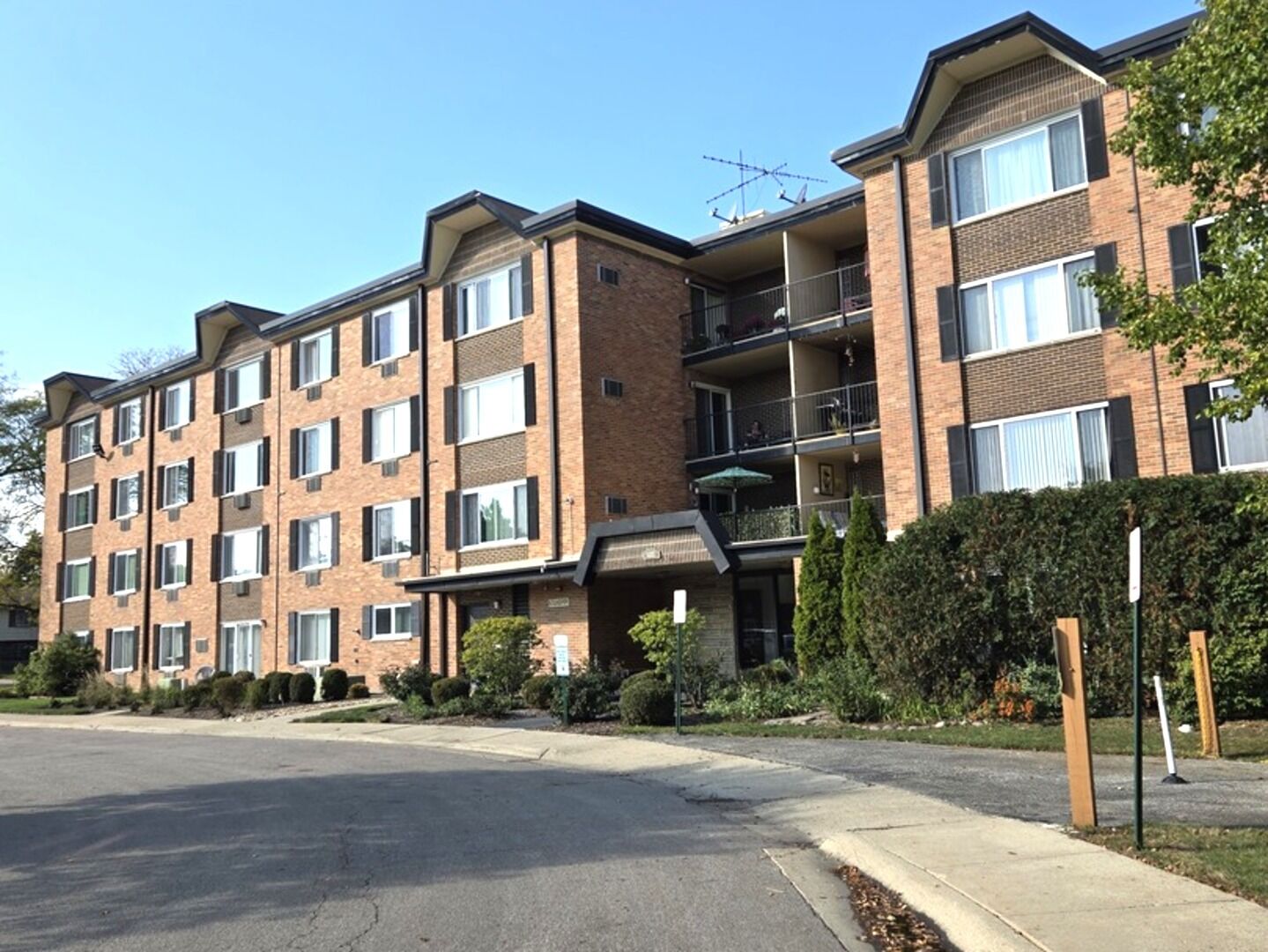 Property Photo: 1117 S Old Wilke Road 206 IL 60005