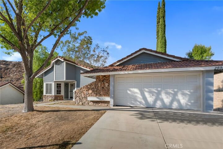 Property Photo: 28955 Lillyglen Dr CA 91387