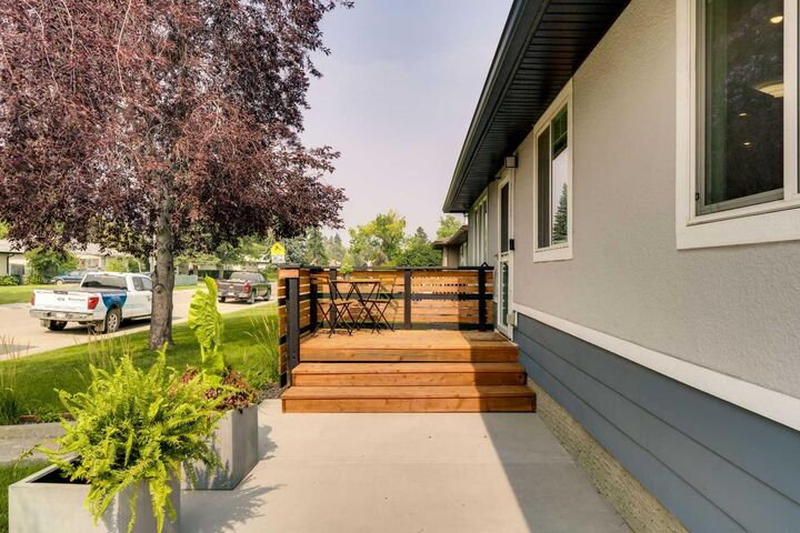 Property Photo:  2444 45 Street SE  AB T2B 1K4