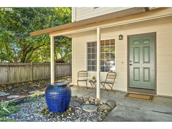 Property Photo:  6228 SE Clatsop St  OR 97206