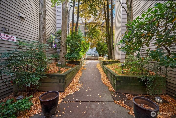 Property Photo: 2827 Franklin Avenue E N9 WA 98102