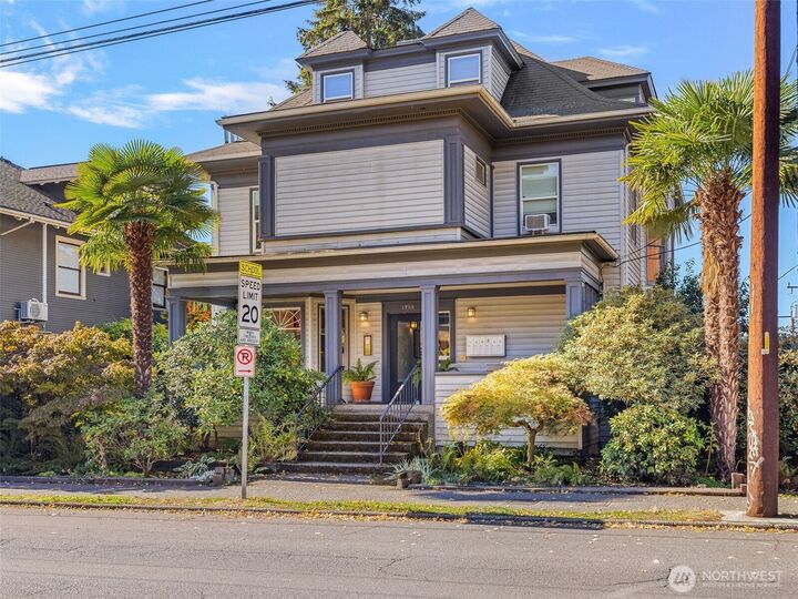 Property Photo: 1733 15th Avenue 203 WA 98122