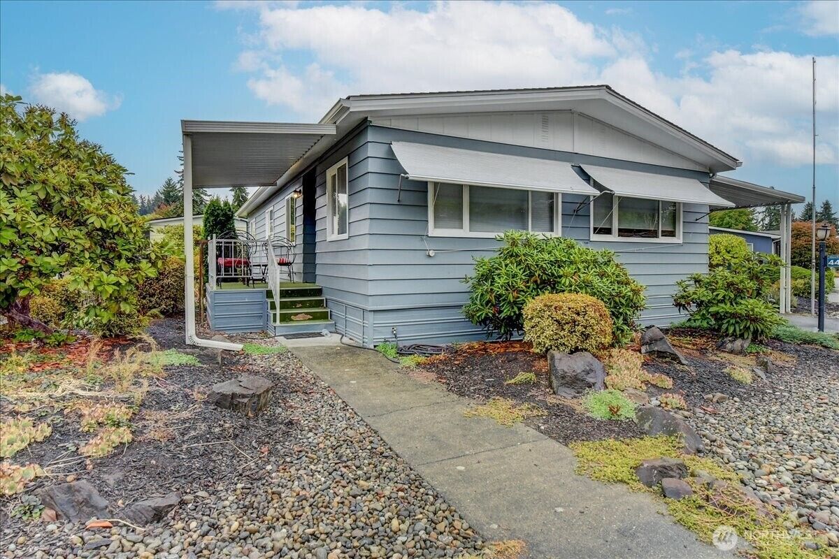 Property Photo: 1121 244th Street SW 44 WA 98021