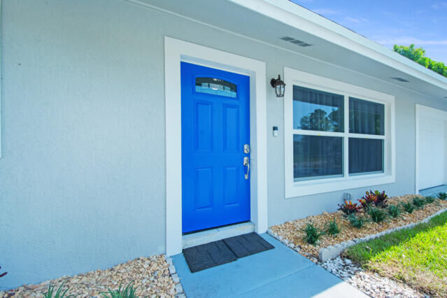 Property Photo: 1605 E Place FL 33407