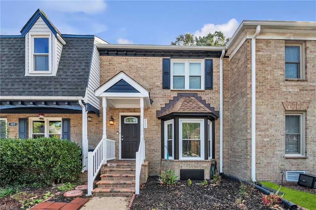 Property Photo: 309 Middle Oaks Dr VA 23322