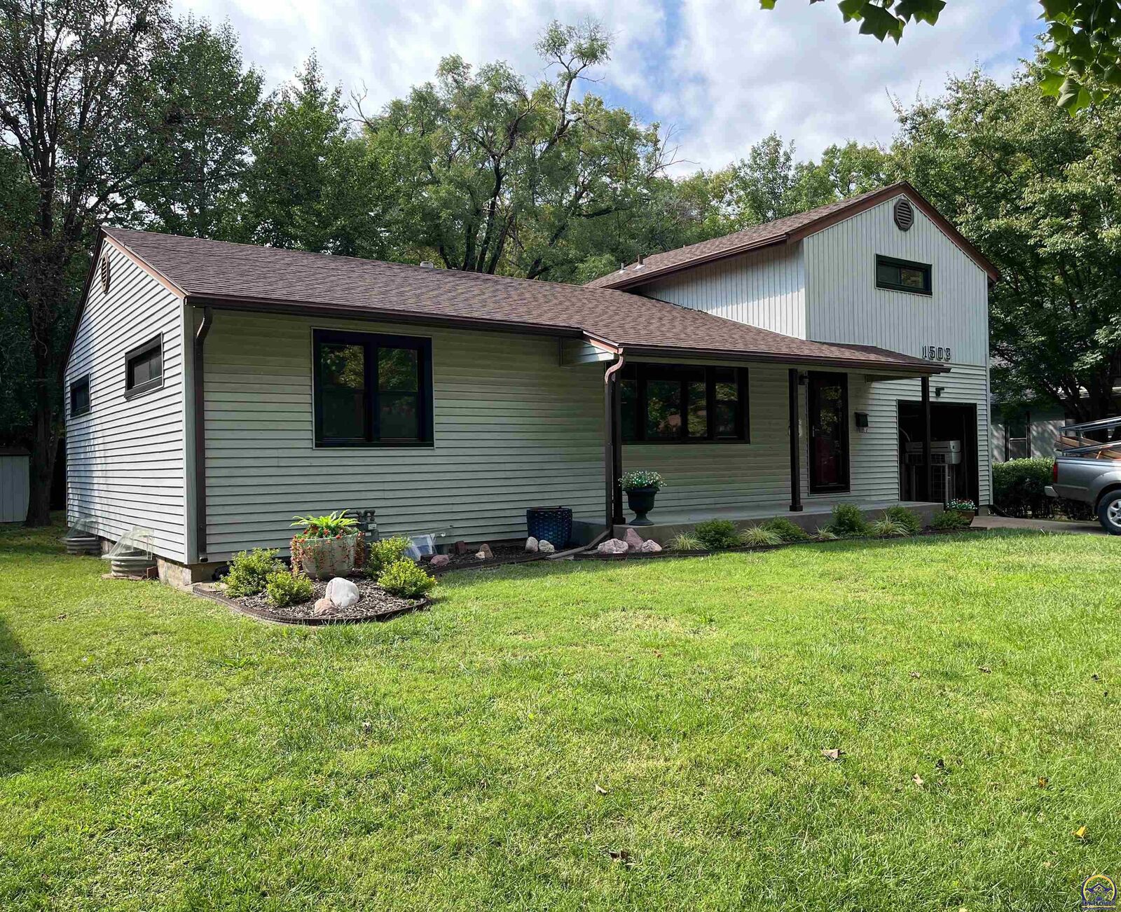 Property Photo:  1503 SW Macvicar Ave  KS 66604 