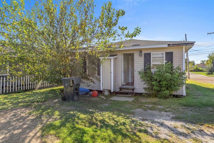 Property Photo: 401 S Cherry Street S LA 70601
