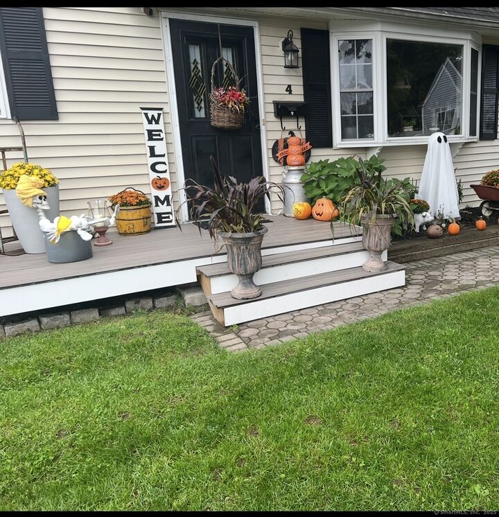 Property Photo: 4 Thompson Court CT 06066