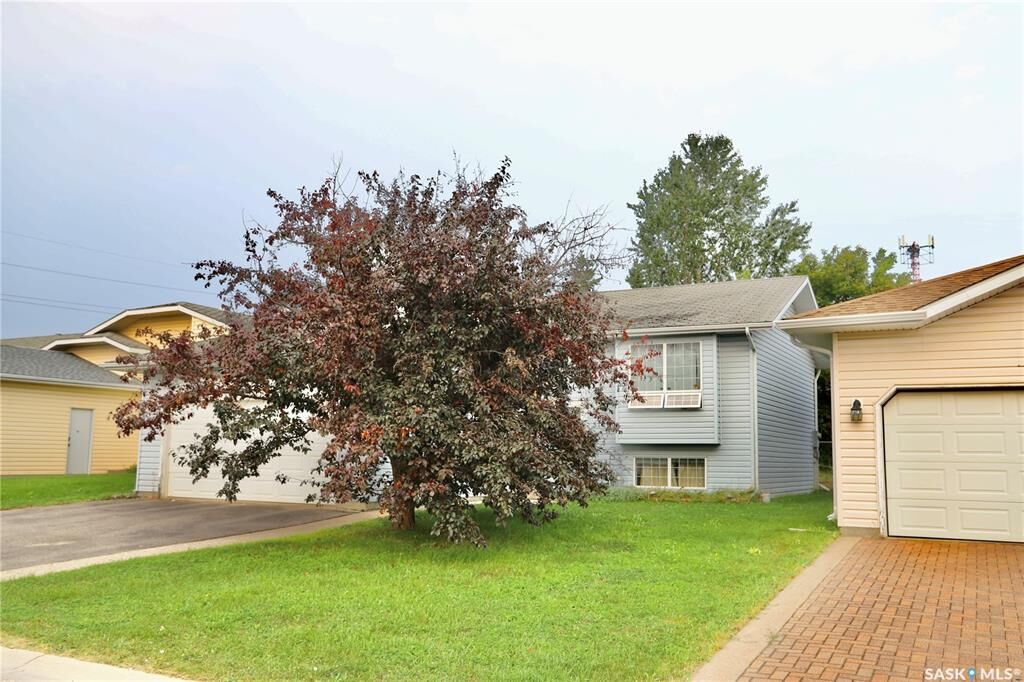 Property Photo: 3120 5th Avenue E SK S6V 8C4