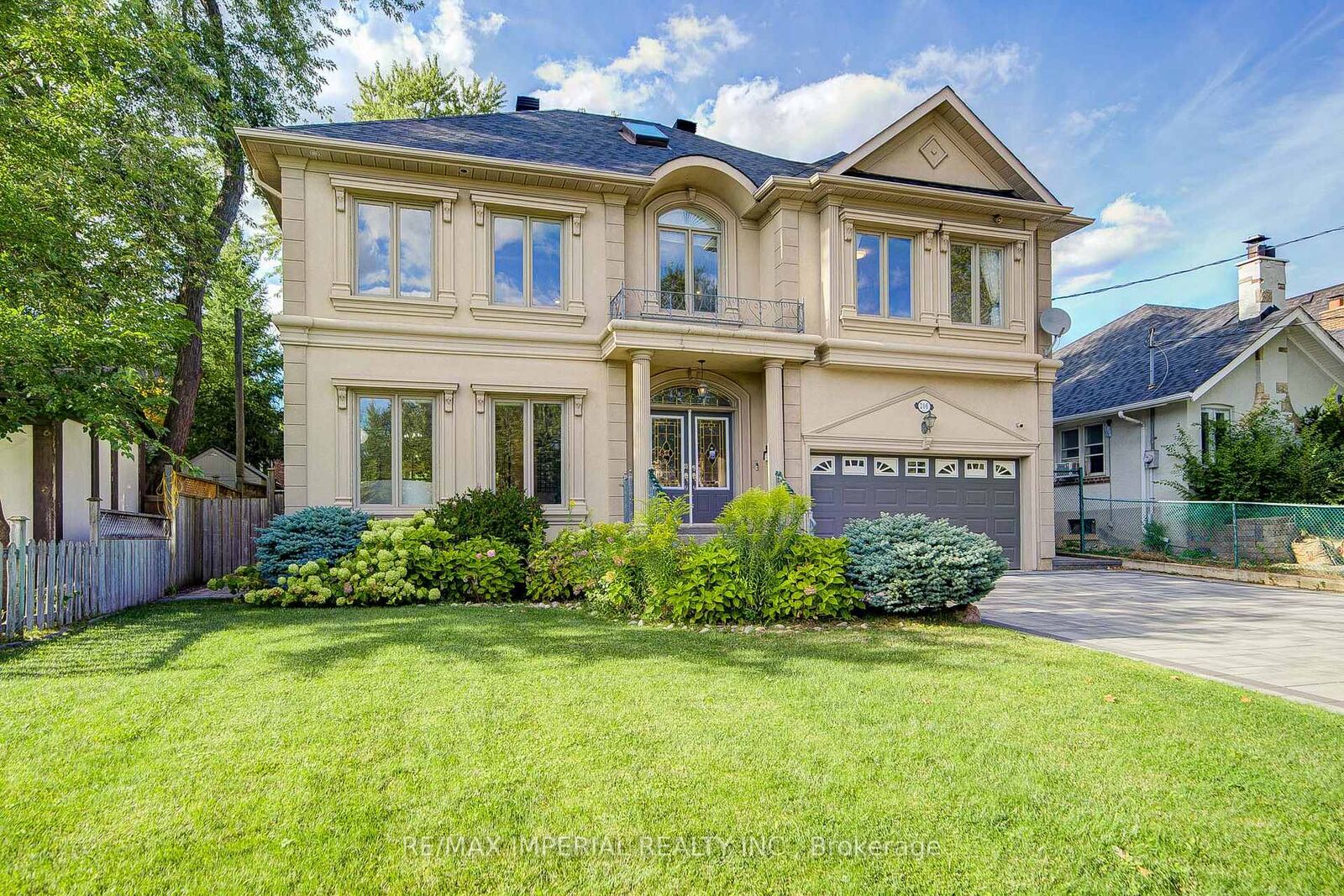 Photo de la propriété: 206 Hollywood Avenue ON M2N 3K6